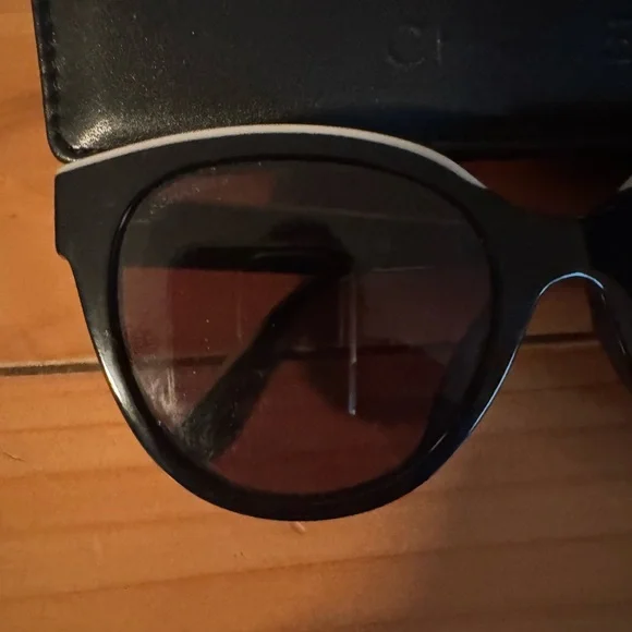 Chanel butterfly Black Sunglasses - Picture 7 of 7